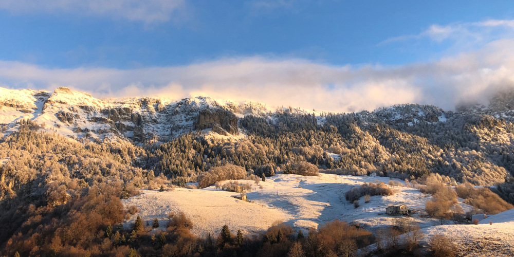 Veduta della valle con boschi e montagne della Val Vestino