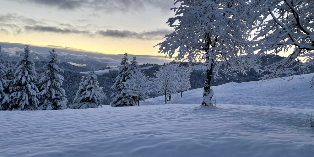 Alba sulla Val Vestino con le montagne illuminate