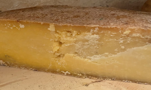 Formagella stagionata artigianale dell'Azienda Al Fienile